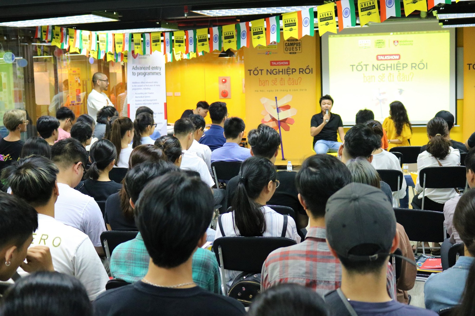 Các bạn học sinh THPT trực tiếp đưa bố mẹ đến tham dự hội thảo của Arena Multimedia