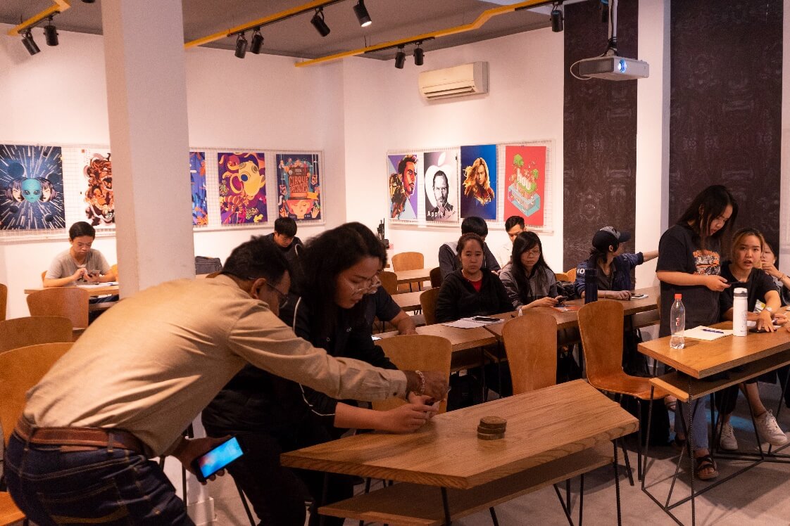 Học đi đôi với hành – một bạn học viên đang được Ông Venkatesh hướng dẫn chụp ảnh thực của vật mẫu