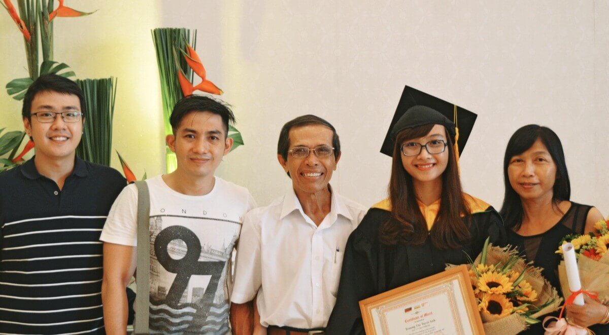 Tuyết Anh nhận bằng tại trường Arena Multimedia